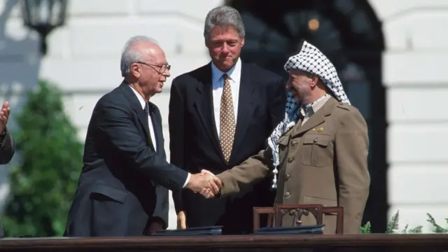 শান্তি চুক্তি স্বাক্ষরের সময় মার্কিন প্রেসিডেন্ট ক্লিনটন এবং ইসরায়েলের প্রধানমন্ত্রী র‍্যাবিনের সাথে আরাফাত