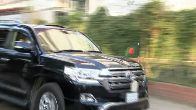 নরসিংদীতে নিজ র্নিবাচনী এলাকায় নির্বাচনী প্রস্তুতি সভায় ব্যক্তিগত গাড়িতে জাতীয় পতাকা উড়িয়ে অংশ নিতে আসেন পানিসম্পদ প্রতিমন্ত্রী।