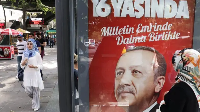 AK Parti 16 yaşında posteri önünde iki kadın