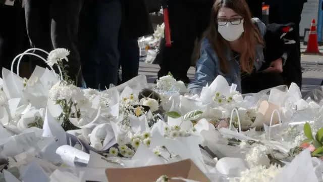 5일 오후 서울 용산구 이태원역 1번출구에 마련된 이태원 참사 추모공간을 찾은 시민들이 추모를 하고 있다