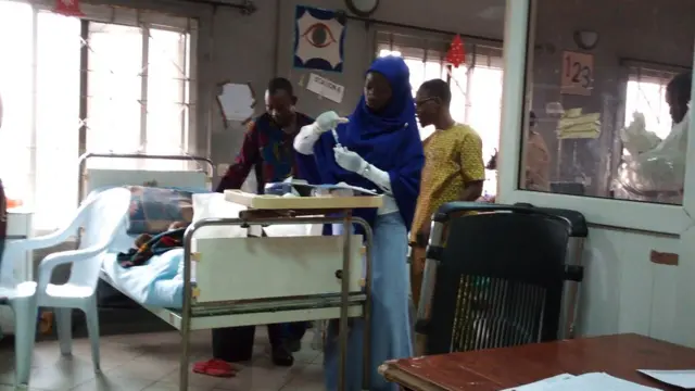 Student doctor wey dey prepare injection for patients