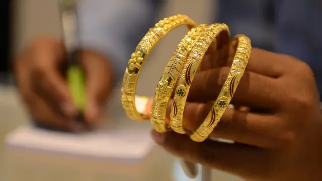 বাংলাদেশে সোনার দোকান প্রায় দশ হাজার