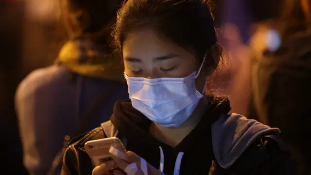 Pengguna mengakses telepon genggam