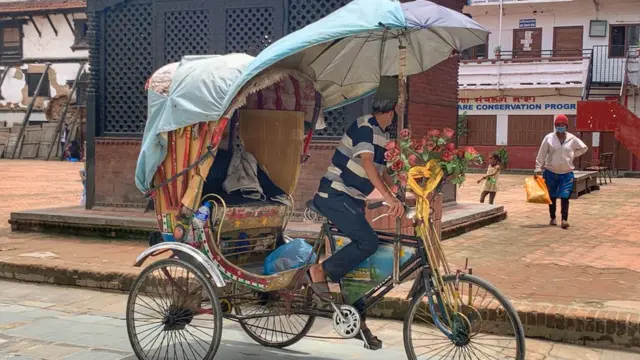 राजधानीमा यात्रु कुर्दै रिक्सा