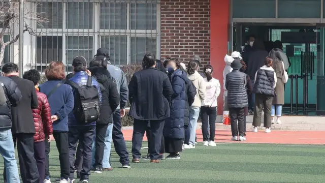 서울 성동구의 한 투표소에서 투표를 하기 위해 줄지어 기다리는 유권자들