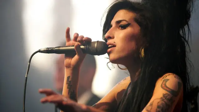 Jedna od najpoznatijih fanova sastava The Ronettes je Ejmi Vajnhaus. Njenim izgledom i siroviim, grubim glasom provejava duh Roni Spektor.