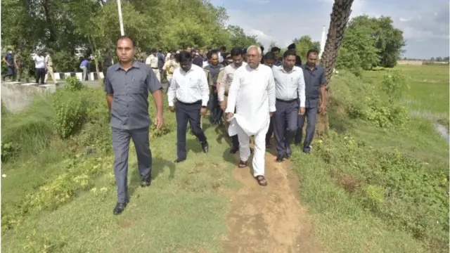 सूखाग्रस्त इलाक़े का जायज़ा लेते नीतीश कुमार