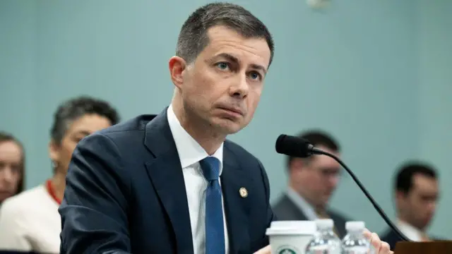 Pit Butidžidž sedi ispred mikrofona