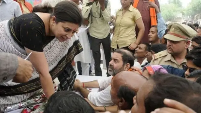 લોકો વચ્ચે સ્મૃતિ ઈરાની