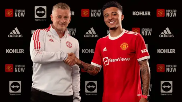 لاعب الجناح المهاجم جادون سانشو (يمين) ومدرب مان يونايتد سول شاير (يسار)