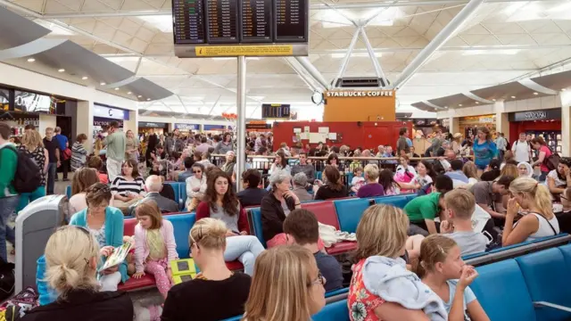 أحيانا يتم التلاعب بميلنا لتقليد الآخرين لتوجيهنا نحو مسلك معين