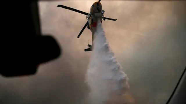 тушение пожара с вертолета в Малибу