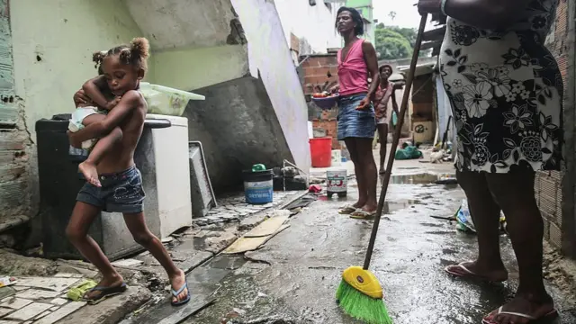 Mulheres e crianças num beco na Maré