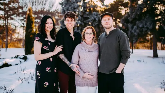 લી (ઉમાના એગ ડોનર), ઇલિઑટ ડોટરી, સિસેલ એલ્જ અને મેથ્યૂ એલ્જ