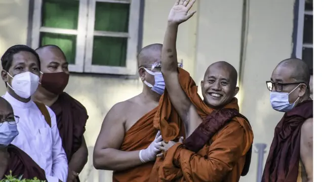ဦးဝီရသူဟာ ဖမ်းဝရမ်းထုတ်ခံထားရပြီးတစ်နှစ်ကျော်ကြာ၊ ရွေးကောက်ပွဲကျင်းပဖို့ ၅ ရက်အလိုကျမှ လာရောက်ခဲ့တာဖြစ်တယ်လို့ သာသနာရေးထုတ်ပြန်ချက်က ဖော်ပြပါတယ်။