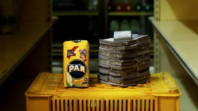 Harina de maíz junto a bolívares