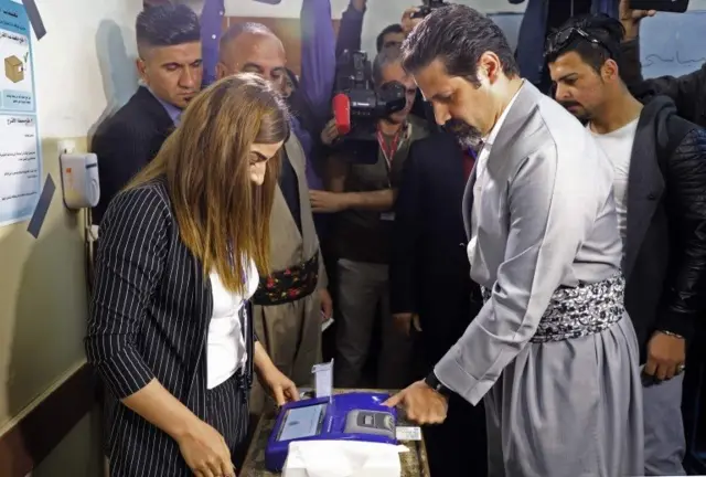 قباد طالبانی معاون رئیس اقلیم کردستان در حال دادن رأی