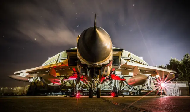 Истребитель-бомбардировщик "Торнадо" GR4 ВВС Великобритании выкрашен в розовый цвет, который использовался для маскировки во время войны в Персидском заливе, чтобы ознаменовать то, что самолет находится в беспрерывной эксплуатации с 1991 года