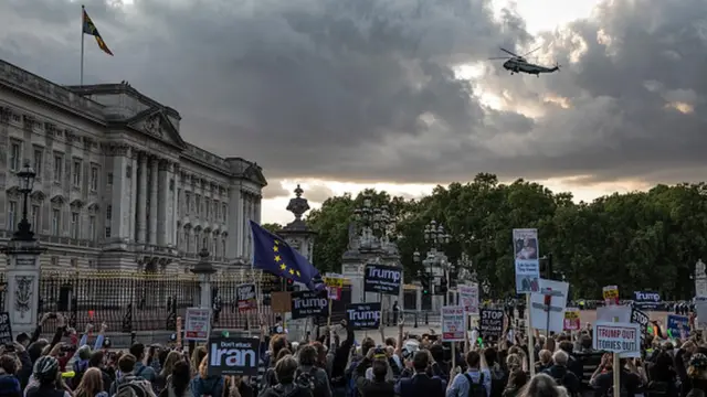 Buckingham Sarayı önünde toplanan protestocular