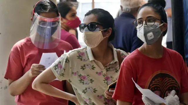 தடுப்பூசிக்கு காத்திருக்கும் கூட்டம்