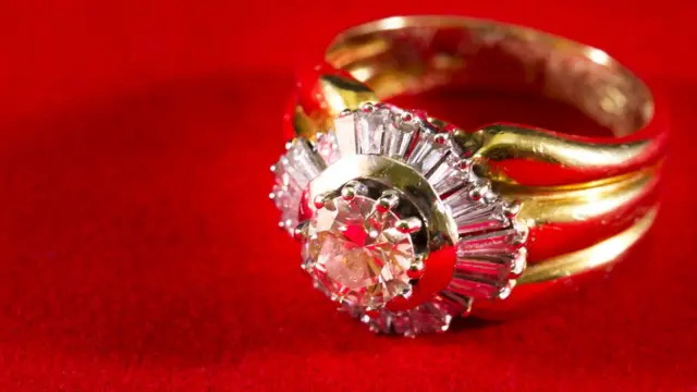 Anillo de aleación con rodio.