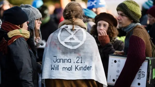 Aktivistkinja u Berlinu nosi plašt na kome piše „Džanina, 21, volela bi da ima decu"