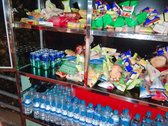 စဖွင့်တဲ့ နေ့မှာ တော့ လာလှူသူတွေ ပါရောက်လာကြပါတယ်။