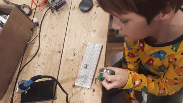 Caspar en el taller donde crearon el dispositivo