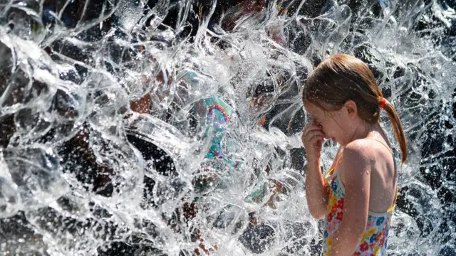 પાણીમાં રમતી બાળકી