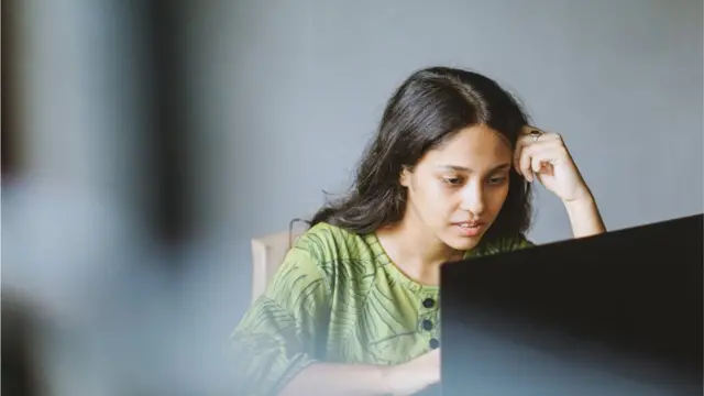 নারী কাজ করছেন