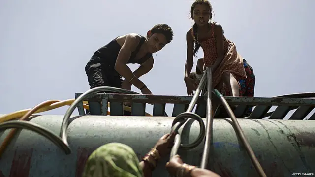 ਬੱਚੇ ਪਾਣੀ ਦੇ ਟੈਂਕ ਉੱਤੇ