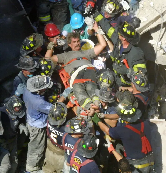 ধ্বংসস্তুপে উদ্ধারকাজ চালাচ্ছেন কর্মীরা