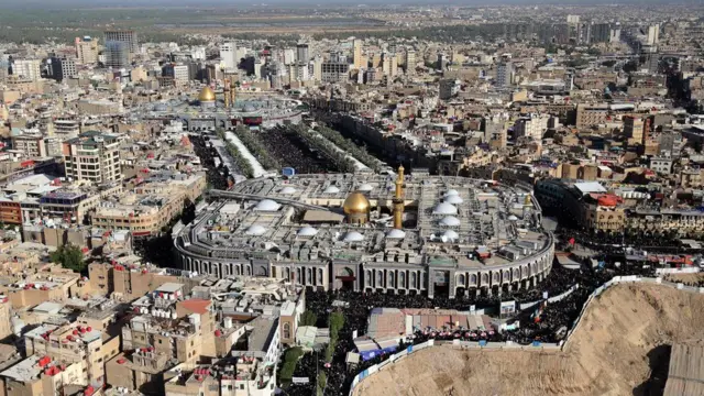 صورة من أعلى لحشود الزوار في الشوارع المؤدية لمرقدي الحسين والعباس في كربلاء