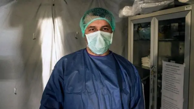 La labor de los médicos en Italia se ha vuelto cada vez más difícil, debiendo tomar decisiones arriesgadas bajo altos niveles de estrés y trabajando durante largas jornadas.