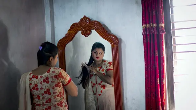 বাল্য বয়সেই বিয়ে করে গর্ভধারণ করেছেন খুলনার এই কিশোরী