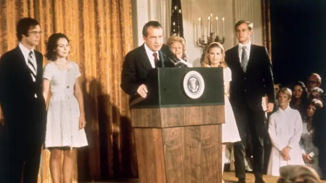 Американский политик Ричард Никсон (1913 - 1994) в Белом доме со своей семьей - после отставки с поста президента США. Август 1974 года