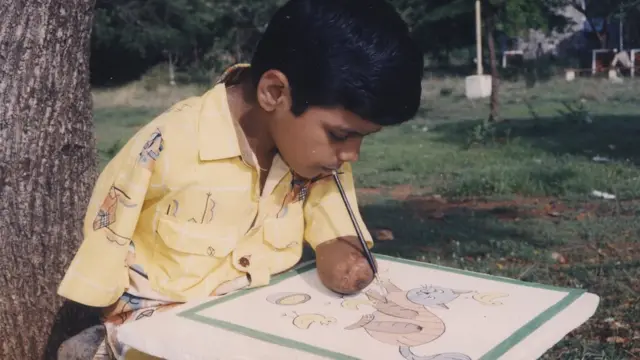 கை, கால்கள் இல்லை, தன்னம்பிக்கையால் வெற்றிகண்ட இளைஞர்