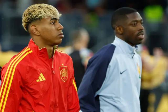 لامين يامال وعثمان ديمبيلي قبل مباراة نصف نهائي دوري الأمم الأوروبية 2025 لكرة القدم بين إسبانيا وفرنسا في 5 يونيو/حزيران 2025