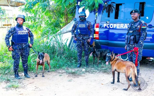 Ghana police officers with some of di dogs