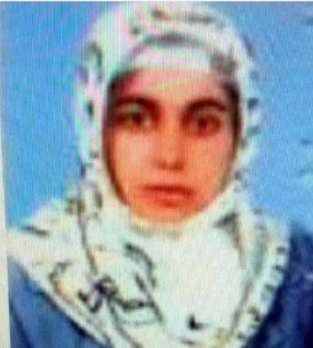 Başörtülü bir kız fotoğrafı, oldukça yıpranmış bir halde