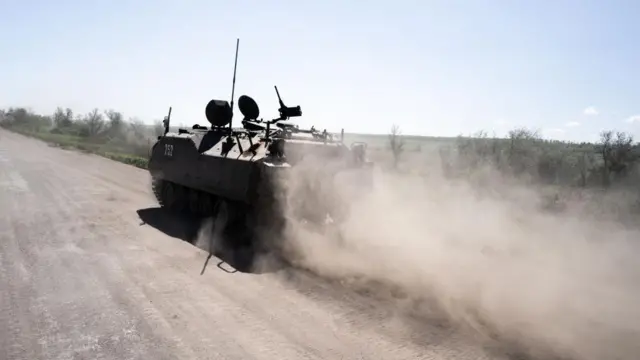 বাখমুটের কাছে মোতায়েন একটি ইউক্রেনীয় সাঁজোয়া গাড়ি। 