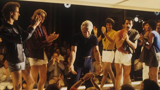 آقای آرمانی و مدل‌های برند آرمانی در پایان یک شوی لباس در دهه ۱۹۷۰