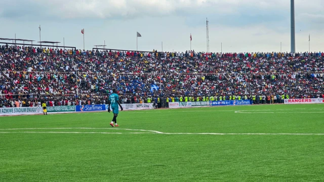 Di stadium dey fully packed wit fans