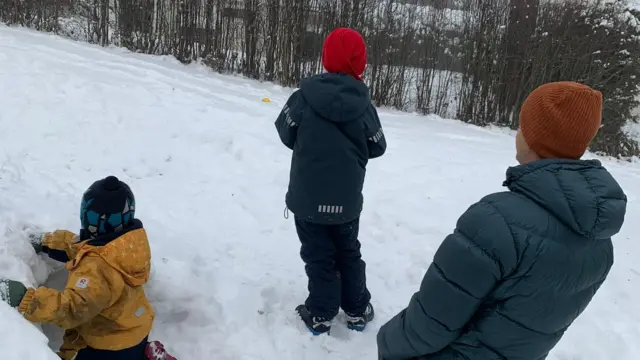 Felipe brincando com dois filhos na neve na Noruega