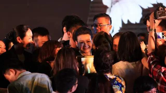 Khánh Ly giữa những thương yêu, hâm mộ.
