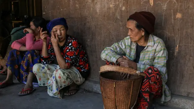 ဆန်ပြတ်လပ်နေတဲ့ ဝေကျိုင်ဒုက္ခသည်စခန်းမှာဆန်ဝေတာစောင့်ဆိုင်းသူများ