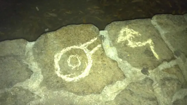 Позначки на бруківці