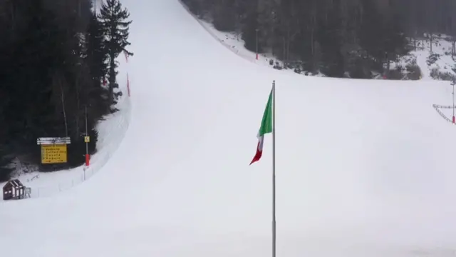 Пустая лыжная трасса на курорте Понте-ди-Леньо в Ломбардии