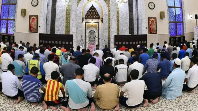 দুবাইয়ের একটি মসজিদের ভেতরে মুসল্লিরা