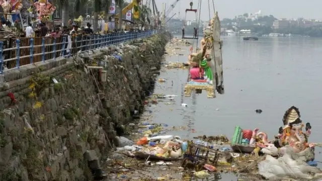 লেকে হিন্দু দেব দেবীর মূর্তিও ভাসানো হয়।